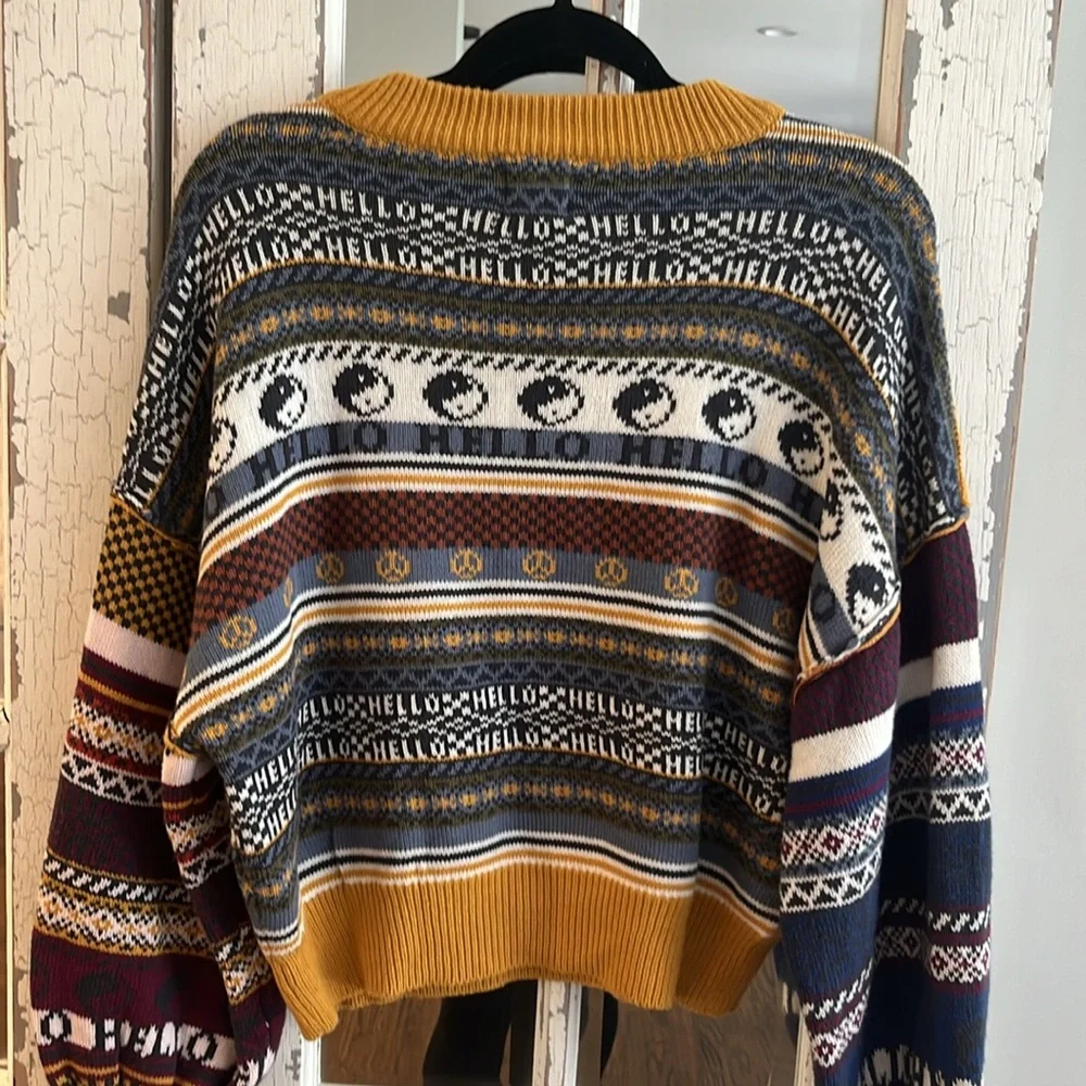 BDG sweater “like new” size small - Picture 6 of 8